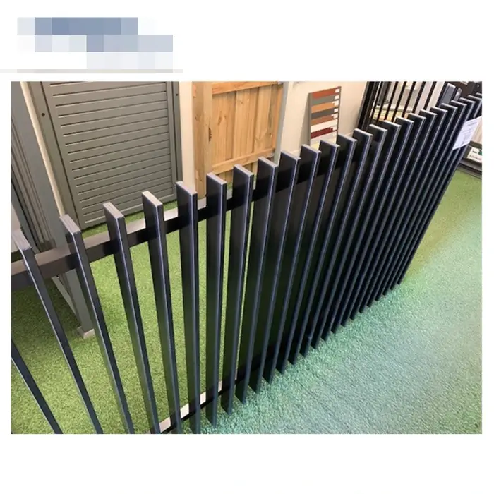 Panneau de clôture en aluminium marron/gris foncé pour jardins avec colonnes